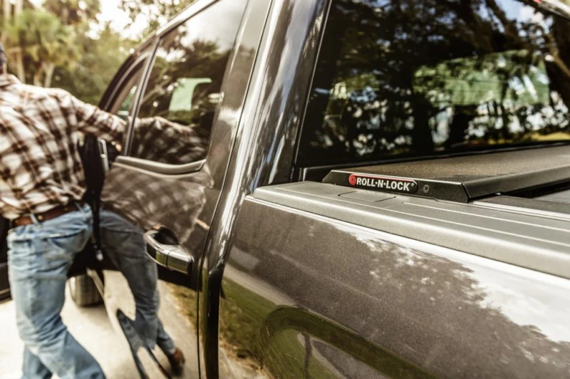 Roll-N-Lock 16-18 Toyota Tacoma Double Cab SB 60-1/2in A-Series Retractable Tonneau Cover - Image 2