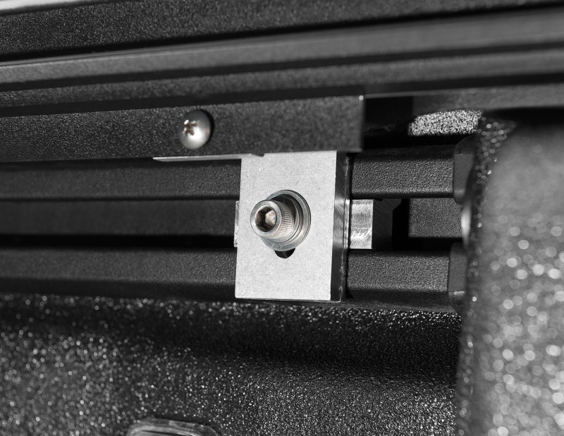 Roll-N-Lock 2020 Jeep Gladiator 5ft bed M-Series Retractable Tonneau Cover - Image 7