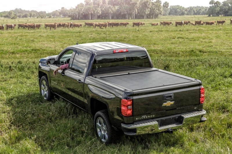 Roll-N-Lock 99-07 Chevy Silverado/Sierra (w/OE Rail Caps) LB 96-3/4in M-Series Tonneau Cover - Image 3